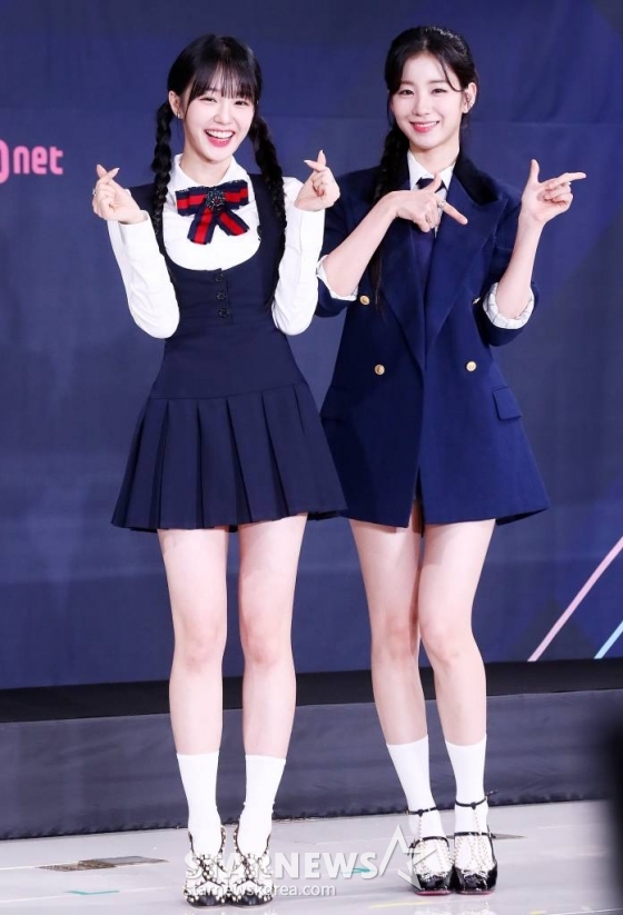 우아! 나나, 우연이 13일 오후 서울 종로구 부암동 AW컨벤션에서 진행된 엠넷 '퀸덤퍼즐' 제작발표회에 참석해 포즈를 취하고 있다. '퀸덤퍼즐'은 기존 활동하던 걸그룹 멤버 또는 여성 아티스트들을 퍼즐처럼 맞춰 최상의 조합을 완성하는 프로그램으로, 그룹 소녀시대 멤버 태연이 MC를 맡고 3, 4세대 걸그룹 멤버들이 총출동한다. '퀸덤퍼즐'에는 26명의 여성 아티스트가 도전장을 던졌다. 주이(모모랜드), 여름(우주소녀), 엘리(위키미키), 보라·지원·채린(체리블렛), 유키(퍼플키스), 리이나·휘서(H1-KEY), 상아(LIGHTSUM), 쥬리·수윤·연희(RocketPunch), 서연·지우(tripleS), 수진·지한·소은·조아(Weeekly), 나나·우연(woo!ah!), 도화, 미루, 예은, 케이, 파이가 바로 그 주인공이다. 다양하게 퍼즐되는 조합 속에서 누가 재발견되어 최상의 조합에 다다를지 귀추가 주목된다. 매주 화요일 밤 10시 방송. 2023.06.13 /사진=김창현 기자 chmt@