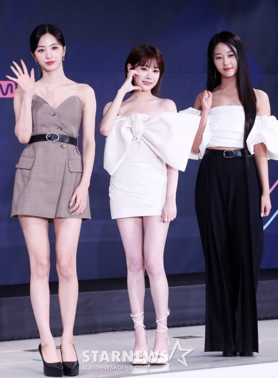 체리블렛 지원, 보라, 채린이 13일 오후 서울 종로구 부암동 AW컨벤션에서 진행된 엠넷 '퀸덤퍼즐' 제작발표회에 참석해 포즈를 취하고 있다. '퀸덤퍼즐'은 기존 활동하던 걸그룹 멤버 또는 여성 아티스트들을 퍼즐처럼 맞춰 최상의 조합을 완성하는 프로그램으로, 그룹 소녀시대 멤버 태연이 MC를 맡고 3, 4세대 걸그룹 멤버들이 총출동한다. '퀸덤퍼즐'에는 26명의 여성 아티스트가 도전장을 던졌다. 주이(모모랜드), 여름(우주소녀), 엘리(위키미키), 보라·지원·채린(체리블렛), 유키(퍼플키스), 리이나·휘서(H1-KEY), 상아(LIGHTSUM), 쥬리·수윤·연희(RocketPunch), 서연·지우(tripleS), 수진·지한·소은·조아(Weeekly), 나나·우연(woo!ah!), 도화, 미루, 예은, 케이, 파이가 바로 그 주인공이다. 다양하게 퍼즐되는 조합 속에서 누가 재발견되어 최상의 조합에 다다를지 귀추가 주목된다. 매주 화요일 밤 10시 방송. 2023.06.13 /사진=김창현 기자 chmt@