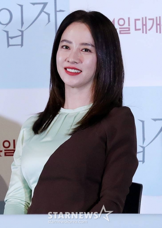배우 송지효가 27일 오후 서울 용산 CGV에서 열린 영화 '침입자' 언론시사회에 참석해 미소를 짓고 있다. '침입자'는 실종됐던 동생 유진(송지효 분)이 25년 만에 집으로 돌아온 뒤 가족들이 조금씩 변해가고, 이를 이상하게 여긴 오빠 서진(김무열 분)이 동생의 비밀을 쫓다 충격적 진실과 마주하게 되는 미스터리 스릴러다. 오는 6월 4일 개봉. '연애 완전 정복'은 사랑에 상처받은 두 남녀 영석과 묘령이 연애 코치 사이트 '어드벤처 M'의 지시에 따라 아찔한 여행을 떠나는 이야기가 담긴 오감만족 섹시 발랄 코미디다. 오는 6월 개봉. /사진=김창현 기자 chmt@