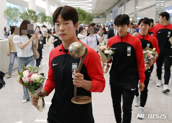 브론즈볼을 들고 등장한 이승원(왼쪽)을 비롯해 U-20 대표팀이 귀국하고 있다. /사진=뉴시스 제공