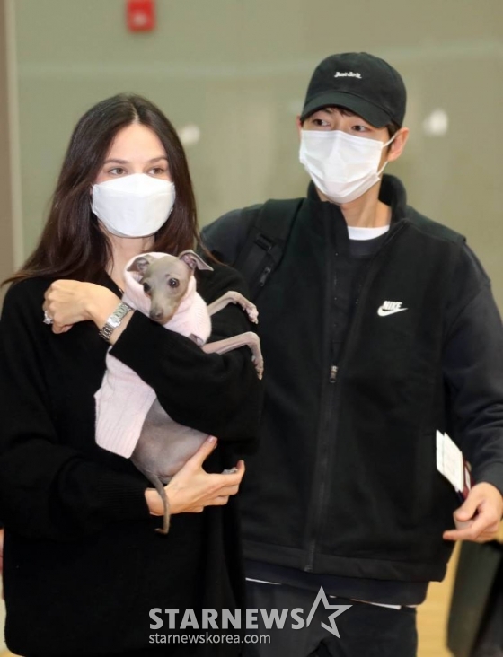 배우 송중기-케이티 커플이 넷플릭스 영화 '로기완' 촬영을 위해 16일 오전 인천국제공항을 통해 출국하고 있다. 2023.02.16 /사진=임성균 기자 tjdrbs23@