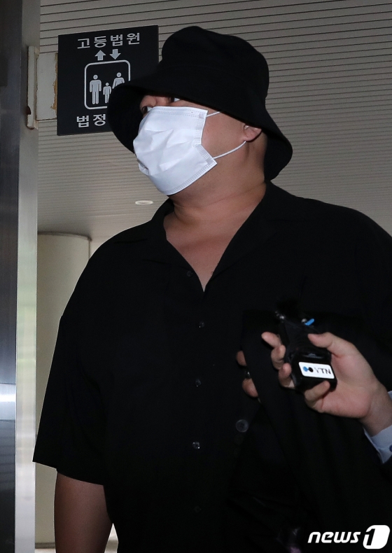 (서울=뉴스1) 김진환 기자 = 필로폰, 엑스터시 등 마약을 투약·교부한 혐의로 1심에서 집행유예를 선고받은 돈스파이크(46·본명 김민수)가 15일 서울 서초구 서울중앙지법에서 열린 항소심 선고 공판에 출석하고 있다. 2023.6.15/뉴스1 Copyright (C) 뉴스1. All rights reserved. 무단 전재 및 재배포 금지.