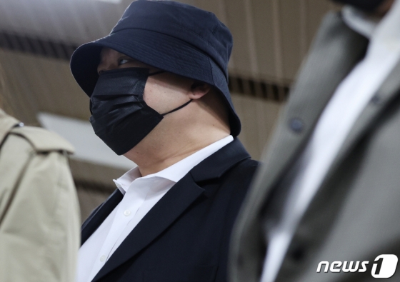 (서울=뉴스1) 유승관 기자 = 필로폰, 엑스터시 등 마약을 투약·교부한 혐의로 1심에서 집행유예를 선고받은 돈스파이크(46·본명 김민수)가 6일 서울 서초구 서울중앙지법에서 열린 항소심 공판에 출석하고 있다. (공동취재) 2023.4.6/뉴스1 Copyright (C) 뉴스1. All rights reserved. 무단 전재 및 재배포 금지.