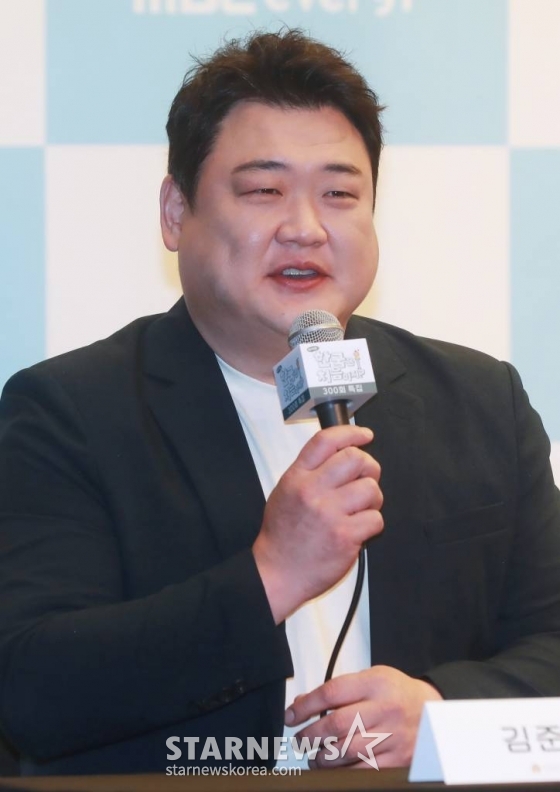 코미디언 김준현이 15일 오전 서울 마포구 스탠포드호텔에서 진행된 MBC에브리원 '어서와 한국은 처음이지' 300회 기자간담회에 참석해 질문에 답하고 있다. '어서와 한국은 처음이지'는 다양한 나라에서 한국을 찾아온 외국인 친구들의 리얼 '한국 여행기' 여행 그대로의 보는 즐거움과 문화적 차이에서 오는 재미까지 동시 선사하는 '신개념 국내 여행' 리얼리티다. /2023.06.15 /사진=이동훈 기자 photoguy@