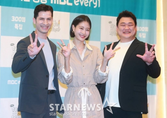 알베르토, 이현이, 김준현이 15일 오전 서울 마포구 스탠포드호텔에서 진행된 MBC에브리원 '어서와 한국은 처음이지' 300회 기자간담회에 참석해 포즈를 취하고 있다. '어서와 한국은 처음이지'는 다양한 나라에서 한국을 찾아온 외국인 친구들의 리얼 '한국 여행기' 여행 그대로의 보는 즐거움과 문화적 차이에서 오는 재미까지 동시 선사하는 '신개념 국내 여행' 리얼리티다. /2023.06.15 /사진=이동훈 기자 photoguy@