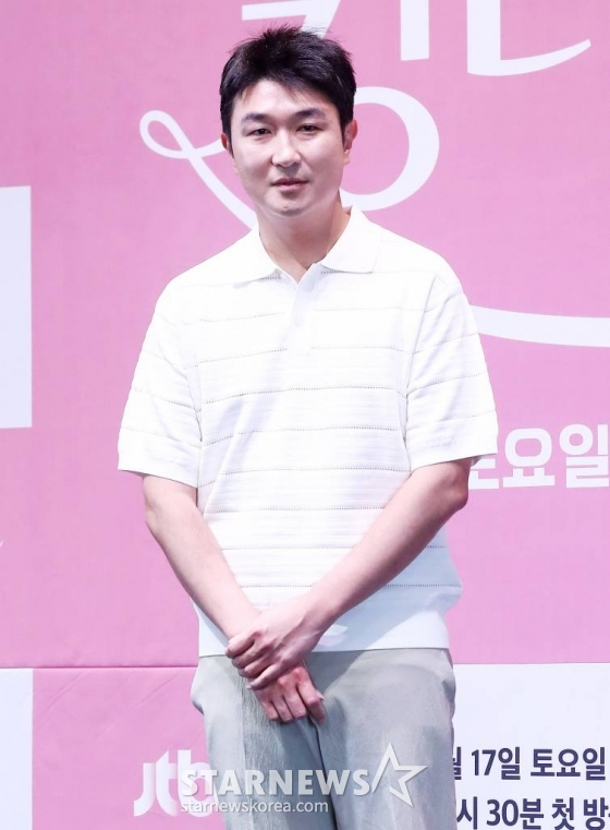 임현욱 PD가 15일 오후 서울 구로구 라마다 서울 신도림호텔에서 진행된 JTBC 토일드라마 '킹더랜드' 제작발표회에 참석해 포즈를 취하고 있다. '킹더랜드'는 웃음을 경멸하는 남자 구원과 웃어야만 하는 스마일 퀸 천사랑이 호텔리어의 꿈인 VVIP 라운지 '킹더랜드'에서 진짜 환하게 웃을 수 있는 날을 만들어가는 이야기를 그린 드라마로 오는 17일 오후 10시 30분에 첫 방송된다. 2023.06.15 /사진=김창현 기자 chmt@