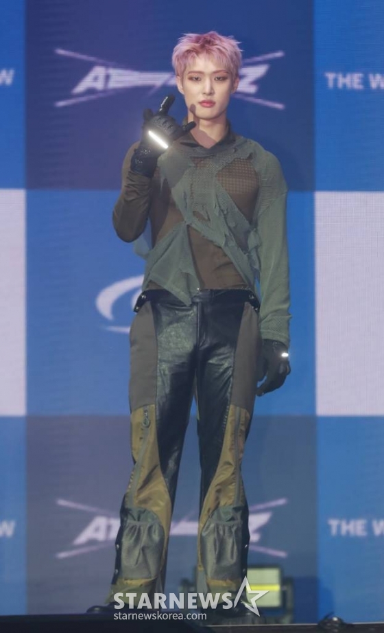 그룹 에이티즈(ATEEZ) 민기가 15일 오후 서울 강서구 KBS 아레나에서 진행된 미니 9집 '더 월드 에피소드 2 : 아웃로우'(THE WORLD EP.2 : OUTLAW) 발매기념 쇼케이스에서 포즈를 취하고 있다. /2023.06.15 /사진=이동훈 기자 photoguy@