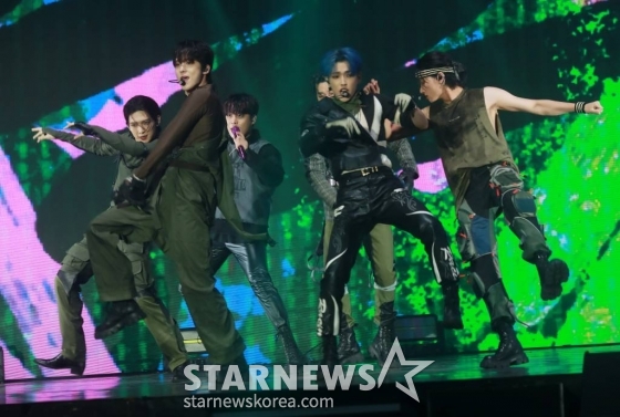 그룹 에이티즈(ATEEZ) 종호가 15일 오후 서울 강서구 KBS 아레나에서 진행된 미니 9집 '더 월드 에피소드 2 : 아웃로우'(THE WORLD EP.2 : OUTLAW) 발매기념 쇼케이스에서 신곡을 선보이고 있다. /2023.06.15 /사진=이동훈 기자 photoguy@