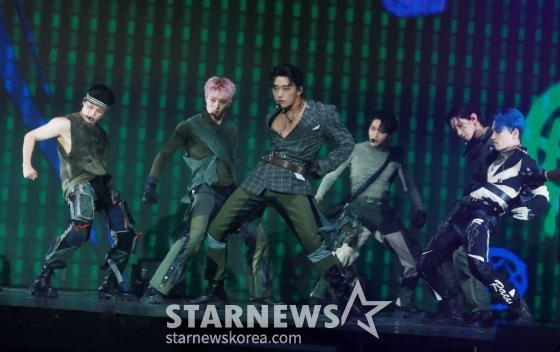 그룹 에이티즈(ATEEZ) 종호가 15일 오후 서울 강서구 KBS 아레나에서 진행된 미니 9집 '더 월드 에피소드 2 : 아웃로우'(THE WORLD EP.2 : OUTLAW) 발매기념 쇼케이스에서 신곡을 선보이고 있다. /2023.06.15 /사진=이동훈 기자 photoguy@