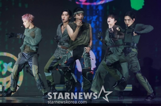 그룹 에이티즈(ATEEZ) 종호가 15일 오후 서울 강서구 KBS 아레나에서 진행된 미니 9집 '더 월드 에피소드 2 : 아웃로우'(THE WORLD EP.2 : OUTLAW) 발매기념 쇼케이스에서 신곡을 선보이고 있다. /2023.06.15 /사진=이동훈 기자 photoguy@