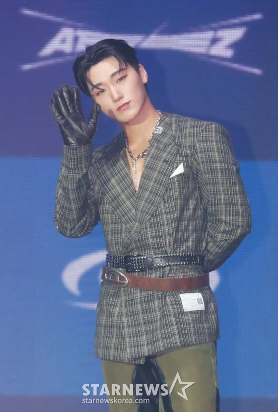 그룹 에이티즈(ATEEZ) 산이 15일 오후 서울 강서구 KBS 아레나에서 진행된 미니 9집 '더 월드 에피소드 2 : 아웃로우'(THE WORLD EP.2 : OUTLAW) 발매기념 쇼케이스에서 포즈를 취하고 있다. /2023.06.15 /사진=이동훈 기자 photoguy@