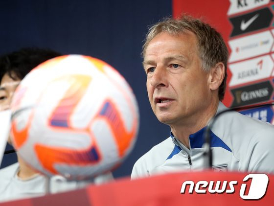 위르겐 클린스만 축구대표팀 감독이 페루와의 평가전을 하루 앞둔 15일 오전 부산 아시아드주경기장에서 열린 공식 기자회견에서 취재진의 질문에 답하고 있다. /사진=뉴스1