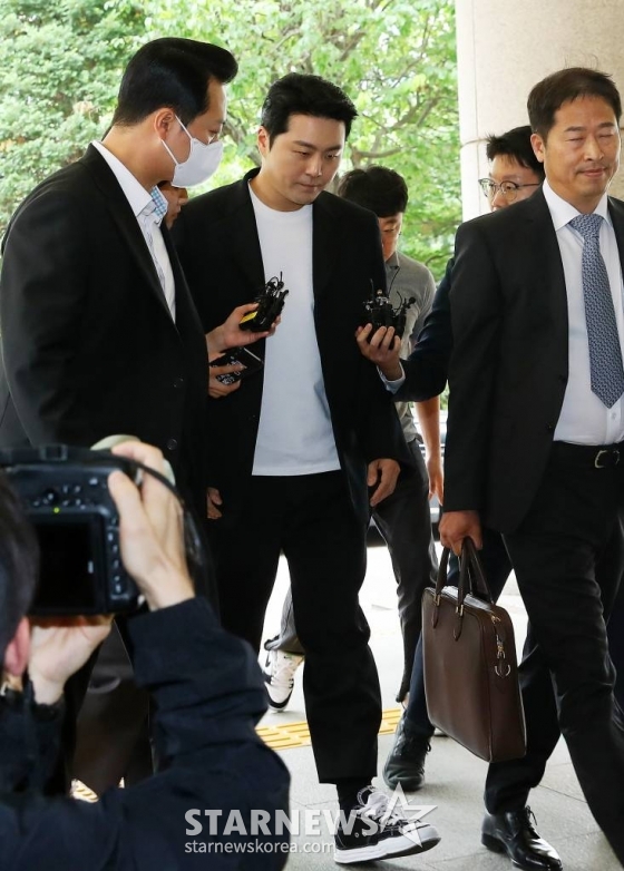 범인도피 방조와 도로교통법 위반(음주운전) 등 혐의를 받고 있는 가수 겸 배우 이루가 1일 오후 서울 마포구 서부지방법원에서 진행된 첫 공판에 출석하고 있다. 2023.06.01 /사진=김창현 기자 chmt@