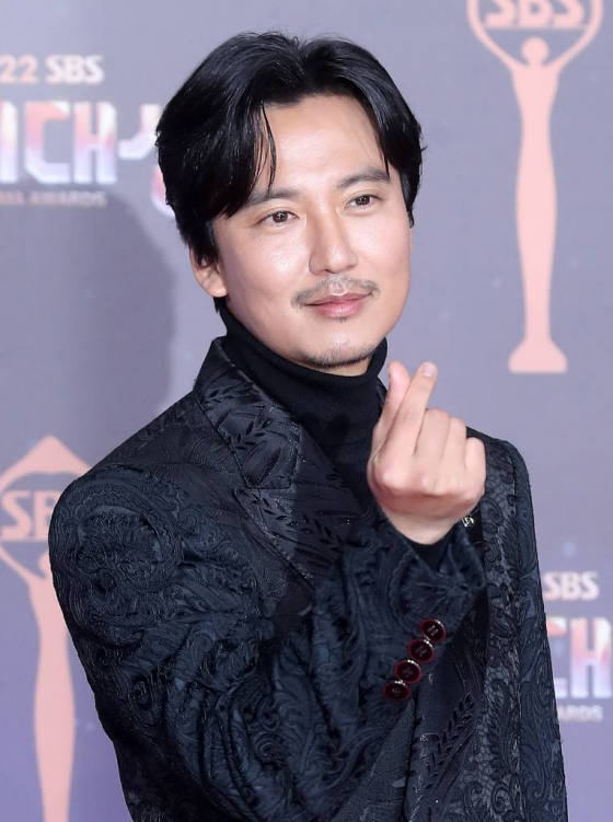 배우 김남길이 31일 오후 서울 마포구 상암동 SBS 프리즘타워에서 진행된 '2022 SBS 연기대상' 레드카펫에 참석해 포즈를 취하고 있다. 2022.12.31 /사진=김창현 기자 chmt@