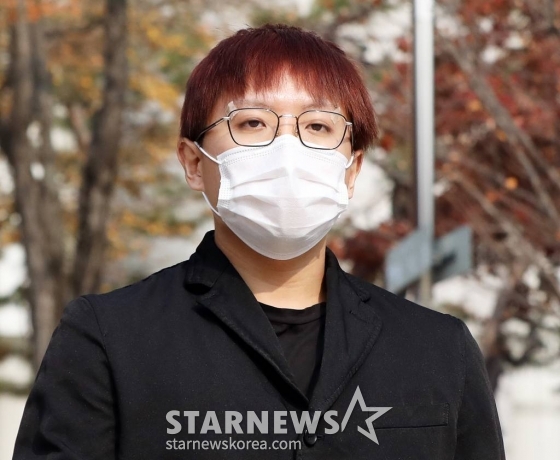 대마 흡입 혐의로 1심에서 집행유예를 선고받은 래퍼 나플라가 10일 오전 서울 서초구 중앙지방법원에서 열린 항소심 선고 공판을 마친 뒤 법정을 나서고 있다. 이날 나플라는 항소심에서 1심과 같은 징역 10개월에 집행유예 2년을 선고 받았다. 2022.11.10 /사진=김창현 기자 chmt@