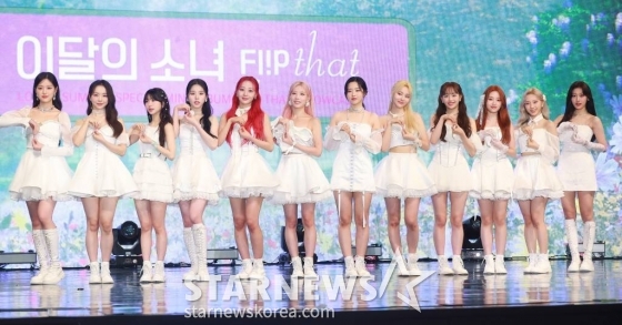걸그룹 이달의 소녀(LOONA)가 20일 오후 서울 코엑스에서 진행된 서머 스페셜 미니 앨범 '플립 댓'(Flip That) 발매기념 쇼케이스에서 포즈를 취하고 있다.  이번 앨범에는 타이틀 곡 '플립 댓'을 비롯해 '더 저니'(The Journey), '니드 유'(Need U), '포즈'(POSE), '팔레 블루 닷'(Pale Blue Dot), '플레이백'(Playback) 등 총 6곡이 수록됐다. /2022.06.20 /사진=이동훈 기자 photoguy@