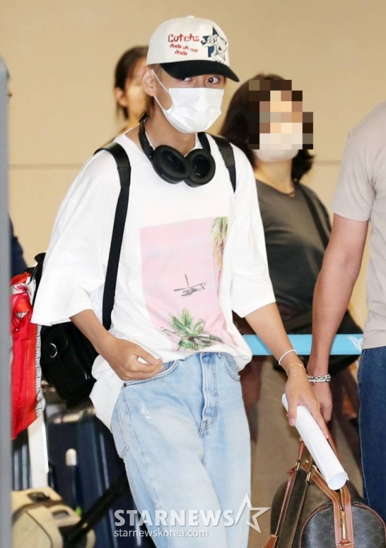 그룹 방탄소년단 뷔가 프랑스 파리에서의 일정을 마치고 16일 오후 인천국제공항을 통해 입국하고 있다. 2023.06.16 /사진=임성균 기자 tjdrbs23@
