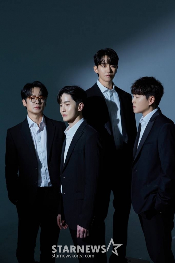 20주년을 맞은 그룹 노을이 27일 오전 새 미니앨범 '스물' 발매를 앞두고 진행된 라운드 인터뷰를 위해 포즈를 취하고 있다.  이번 앨범에는 타이틀곡 '우리가 남이 된다면'을 비롯해 '스물', '아직 널 사랑해', '너와 바다', '미완성', 'It's Okay' 등  6곡이 수록됐다. /사진제공=씨제스엔터테인먼트 2022.10.27 /사진=이동훈 기자 photoguy@