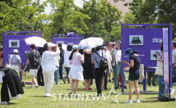 17일 오후 서울 여의도 한강공원 일대에서 방탄소년단 데뷔 10주년 기념 페스타의 일환으로 진행된 'BTS 10th Anniversary FESTA @여의도(Yeouido)'를 찾은 팬들이 각종 전시물을 관람하고 있다. /2023.06.17 /사진=이동훈 기자 photoguy@