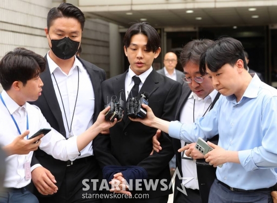 마약류 관리에 관한 법률 위반 혐의를 받고 있는 배우 유아인(본명 엄홍식)이 24일 서울 서초구 중앙지방법원에서 진행된 구속전피의자심문(영장실질심사)을 마친 뒤 호송차량으로 향하고 있다. 2023.05.24 /사진=김창현 기자 chmt@