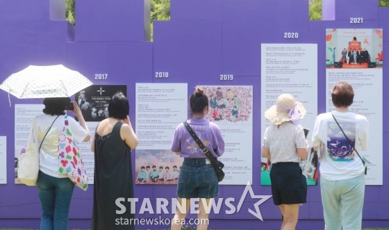 17일 오후 서울 여의도 한강공원 일대에서 방탄소년단 데뷔 10주년 기념 페스타의 일환으로 진행된 'BTS 10th Anniversary FESTA @여의도(Yeouido)'를 찾은 팬들이 각종 전시물을 관람하고 있다. /2023.06.17 /사진=이동훈 기자 photoguy@