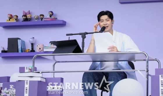 그룹 방탄소년단(BTS)의 리더 RM이 17일 오후 서울 여의도 한강공원에서 열린 'BTS 10th Anniversary FESTA @여의도(Yeouido)'의 프로그램 '오후 5시, 김남준입니다'를 진행하고 있다. /사진제공=빅히트뮤직 2023.06.17 /사진=이동훈 기자 photoguy@