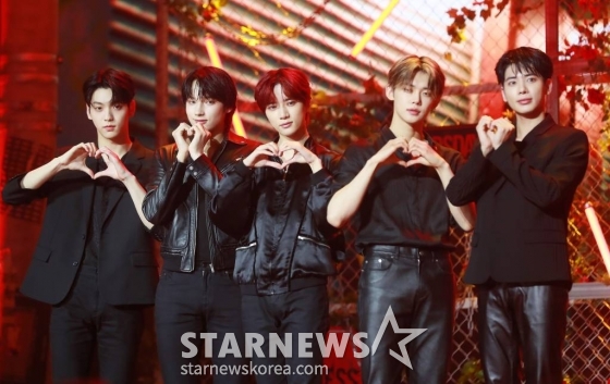 그룹 투모로우바이투게더(TOMORROW X TOGETHER)가 9일 오후 서울 광진구 예스24라이브홀에서 진행된 미니 4집 'minisode 2: Thursday's Child' 발매기념 쇼케이스에서 포즈를 취하고 있다. 이번 앨범에는 타이틀곡 'Good Boy Gone Bad'를 비롯해 'Opening Sequence', 'Trust Fund Baby', 'Lonely Boy'(네 번째 손가락 위 타투), 'Thursday's Child Has Far To Go' 등 5곡이 수록됐다. /2022.05.09 /사진=이동훈 기자 photoguy@