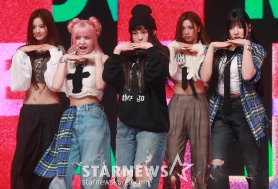 걸그룹 엔믹스(NMIXX)가 20일 오후 서울 광진구 예스24라이브홀에서 진행된 첫 번째 미니앨범 ‘엑스페르고’(expergo) 발매기념 쇼케이스에서 신곡을 선보이고 있다. /2023.03.20 /사진=이동훈 기자 photoguy@