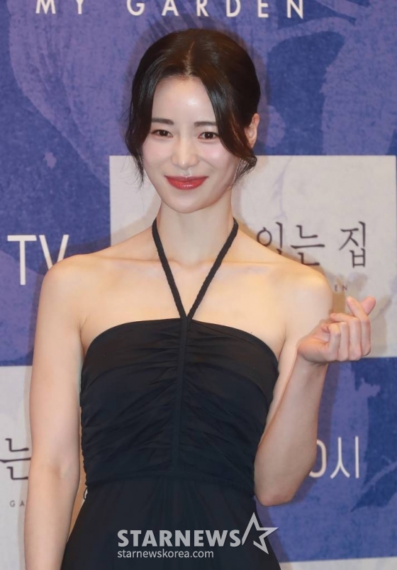 배우 임지연이 19일 오후 서울 마포구 상암동 스탠포드 호텔에서 진행된 지니 TV 오리지널 시리즈 '마당이 있는 집' 제작발표회에 참석해 포즈를 취하고 있다. 뒷마당에서 나는 수상한 냄새로 인해 완전히 다른 삶을 살던 두 여자가 만나 벌어지는 서스펜스 스릴러 '마당이 있는 집'은 오늘(19일) 공개된다. /2023.06.19 /사진=이동훈 기자 photoguy@
