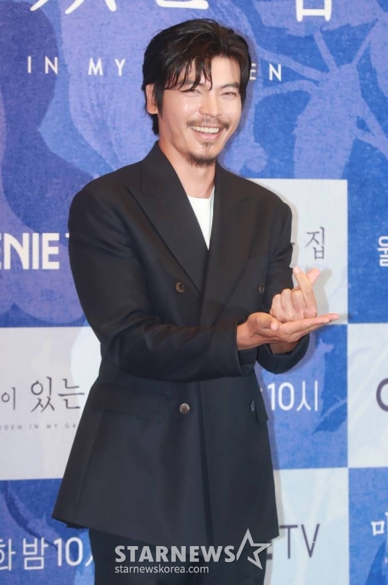 배우 김성오가 19일 오후 서울 마포구 상암동 스탠포드 호텔에서 진행된 지니 TV 오리지널 시리즈 '마당이 있는 집' 제작발표회에 참석해 포즈를 취하고 있다. 뒷마당에서 나는 수상한 냄새로 인해 완전히 다른 삶을 살던 두 여자가 만나 벌어지는 서스펜스 스릴러 '마당이 있는 집'은 오늘(19일) 공개된다. /2023.06.19 /사진=이동훈 기자 photoguy@