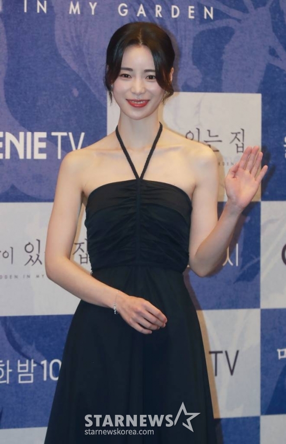 배우 임지연이 19일 오후 서울 마포구 상암동 스탠포드 호텔에서 진행된 지니 TV 오리지널 시리즈 '마당이 있는 집' 제작발표회에 참석해 포즈를 취하고 있다. 뒷마당에서 나는 수상한 냄새로 인해 완전히 다른 삶을 살던 두 여자가 만나 벌어지는 서스펜스 스릴러 '마당이 있는 집'은 오늘(19일) 공개된다. /2023.06.19 /사진=이동훈 기자 photoguy@