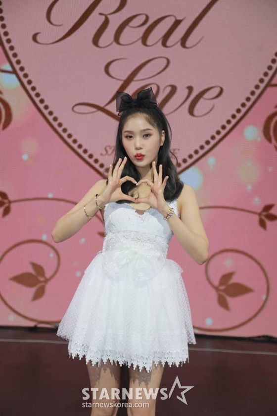 걸그룹 오마이걸(OH MY GIRL) 미미가 28일 오후 온라인 생중계로 진행된 두 번째 정규 앨범 '리얼 러브'(Real Love) 발매기념 쇼케이스에 참석해 포즈를 취하고 있다.  이번 앨범에는 타이틀 곡 '리얼 러브'를 비롯해 '드립'(Drip), '이든'(Eden), '리플레이'(Replay), '패러슈트'(Parachute), '키스 앤 픽스'(Kiss & Fix), '블링크'(Blink), '디얼 로즈'(Dear Rose), '항해'(Sailing Heart), '리얼러브(INST.)' 등 총 10개의 트랙이 수록됐다. /사진제공=WM엔터테인먼트 2022.03.28 /사진=이동훈 기자 photoguy@