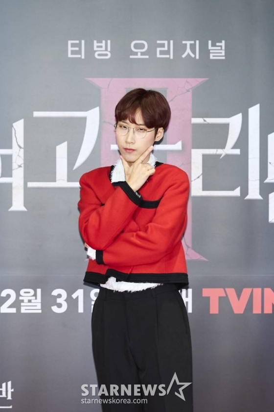 방송인 재재가 28일 오전 온라인 생중계로 진행된 티빙 오리지널 '여고추리반2' 제작발표회에 참석해 포즈를 취하고 있다.  새라여자고등학교에서 전학 간 다섯 명의 추리반 학생들이 더욱 거대한 사건을 만나면서 벌어지는 미스터리 어드벤처 '여고추리반2'는 오는 31일 공개된다. /사진제공=티빙 2021.12.28 /사진=이동훈 기자 photoguy@