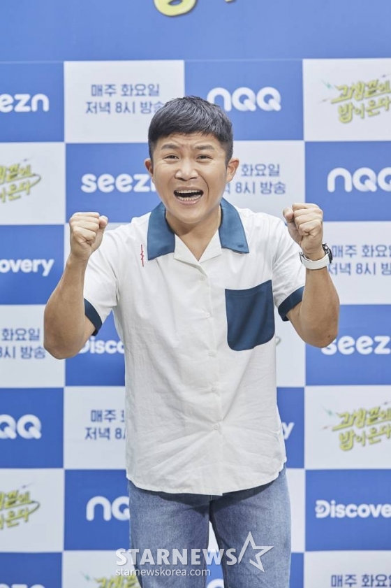 개그맨 조세호가 31일 오전 온라인 생중계로 진행된 NQQ&디스커버리채널 '고생 끝에 밥이 온다' 제작발표회에 참석해 포즈를 취하고 있다.   '고생끝에 밥이온다'는 오는 31일 화요일 저녁 8시 NQQ와 디스커버리 채널 코리아에서 첫 방송되며, kt seezn의 OTT 서비스 seezn(시즌)을 통해 1주일 전 선공개된다. /사진제공=NQQ&디스커버리채널 코리아 2021.08.31 /사진=이동훈 기자 photoguy@