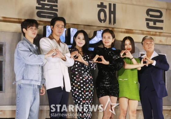 배우 박정민, 조인성, 김혜수, 염정아, 고민시, 김종수가 20일 오전 서울 광진구 롯데시네마 건대입구점에서 진행된 영화 '밀수'(감독 류승완) 제작발표회에 참석해 포즈를 취하고 있다. 바다에 던져진 생필품을 건지며 생계를 이어가던 사람들 앞에 일생일대의 큰 판이 벌어지면서 휘말리는 해양범죄활극 '밀수'는 7월 26일 개봉한다. /2023.06.20 /사진=이동훈 기자 photoguy@
