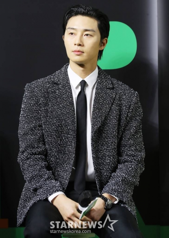 배우 박서준이 24일 오후 서울 강남구 삼성동 메가박스 코엑스에서 진행된 영화 '드림' 쇼케이스에 참석해 객석을 바라보고 있다. '드림'은 개념 없는 전직 축구선수 홍대(박서준 분)와 열정 없는 PD 소민(아이유 분)이 집 없는 오합지졸 국대 선수들과 함께 불가능한 꿈에 도전하는 이야기를 그린 영화. 오는 26일 개봉. 2023.04.24 /사진=김창현 기자 chmt@