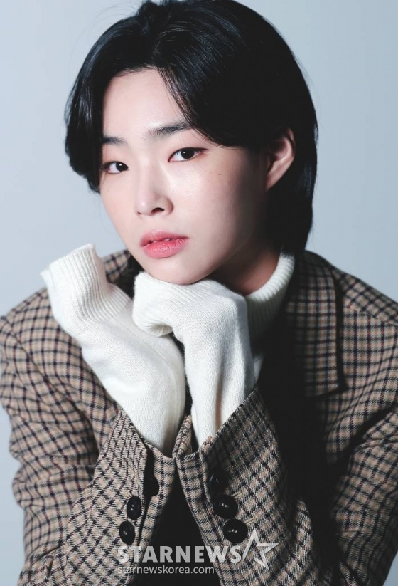 배우 조혜원이 본지와 인터뷰에 앞서 포즈를 취하고 있다.조혜원은 tvN 월화드라마 '낮과 밤'에서 미스터리한 정보원 '선글녀'를 맡아 시청자들의 눈길을 끌고 있다. /사진=김창현 기자 chmt@