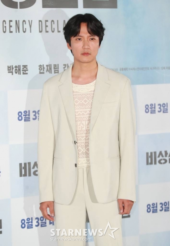 배우 김남길이 25일 오후 서울 강남구 코엑스 메가박스에서 진행된 영화 '비상선언'(감독 한재림) 언론시사회에 참석해 포즈를 취하고 있다.  사상 초유의 항공테러로 무조건적 착륙을 선포한 비행기를 두고 벌어지는 리얼리티 항공재난 영화 '비상선언'은 오는 8월 3일 개봉한다. /2022.07.25 /사진=이동훈 기자 photoguy@