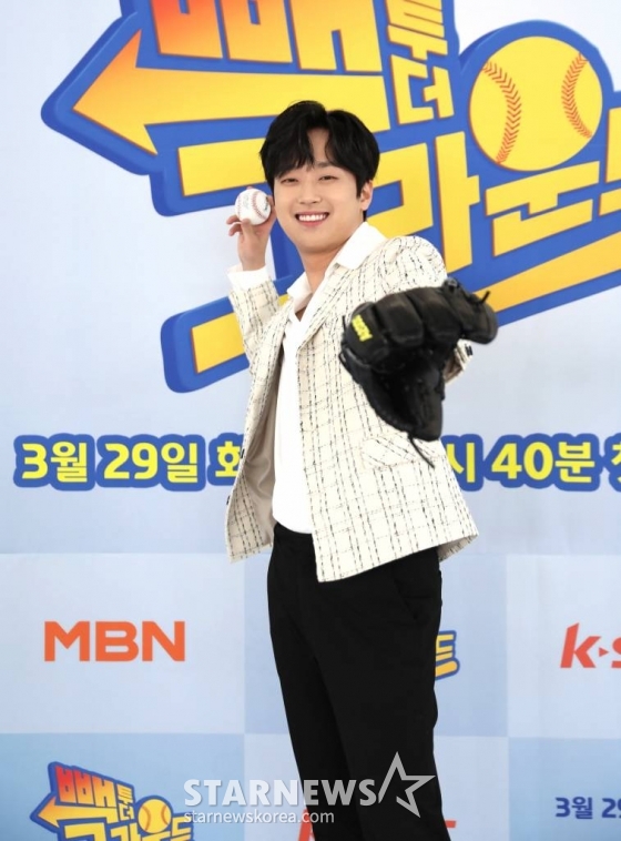 가수 이찬원이 25일 오후 온라인 생중계로 진행된 MBN 새 예능 '빽 투 더 그라운드' 제작발표회에 참석해 포즈를 취하고 있다. 그라운드를 누비며 야구 역사의 한 획을 그었던 레전드 스타들의 화려한 복귀를 진정성 있게 담아내는 '은퇴 번복' 버라이어티 '빽 투 더 그라운드'는 오는 29일 첫 방송된다. /사진제공=MBN 2022.03.25 /사진=이동훈 기자 photoguy@