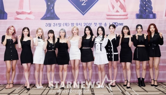 걸그룹 이달의 소녀가 30일 오전 온라인 생중계로 진행된 엠넷 새 예능 '퀸덤2' 제작발표회에 참석해 포즈를 취하고 있다. K팝 최고의 아이돌 6개 팀이 한날 한시에 싱글을 발매하고 컴백 경쟁에 돌입하는 서바이벌 프로그램 '퀸덤2'는 31일 첫 방송된다. /사진제공=엠넷 2022.03.30 /사진=이동훈 기자 photoguy@