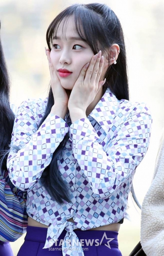 그룹 이달의소녀 츄가 22일 오후 서울 양천구 SBS사옥에서 진행되는 '이준의 영스트리트' 라디오 출연을 위해 도착하고 있다. /사진=임성균 기자 tjdrbs23@