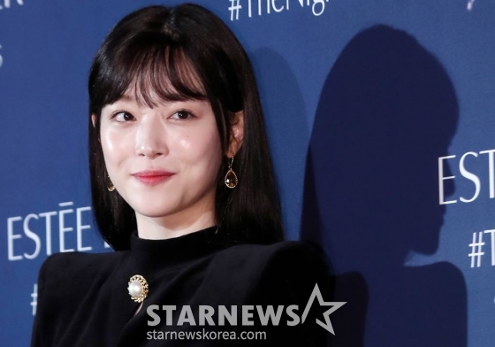 배우 설리가 13일 오후 서울 중구 신라호텔에서 진행된 뷰티 브랜드 신제품 론칭 기념 포토월에 참석해 포즈를 취하고 있다. /사진=김휘선 기자 hwijpg@