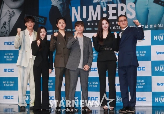 배우 최진혁, 김유리, 김명수, 김칠봉 PD, 배우 연우, 최민수가 23일 오전 서울 마포구 상암동 MBC에서 진행된 금토드라마 '넘버스 : 빌딩숲의 감시자들' 제작발표회에 참석해 포즈를 취하고 있다. 고졸 출신 회계사 장호우가 거대 회계법인의 부조리에 맞서 가장 회계사답지만 가장 회계사답지 않은 방식으로 정의를 실현해가는 휴먼 오피스 활극 '넘버스 : 빌딩숲의 감시자들'은 오늘(23)일 첫 방송된다. /2023.06.23 /사진=이동훈 기자 photoguy@