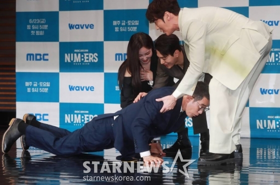 배우 최민수가 23일 오전 서울 마포구 상암동 MBC에서 진행된 금토드라마 '넘버스 : 빌딩숲의 감시자들' 제작발표회에 참석해 돌발 포즈를 취하고 있다. 고졸 출신 회계사 장호우가 거대 회계법인의 부조리에 맞서 가장 회계사답지만 가장 회계사답지 않은 방식으로 정의를 실현해가는 휴먼 오피스 활극 '넘버스 : 빌딩숲의 감시자들'은 오늘(23)일 첫 방송된다. /2023.06.23 /사진=이동훈 기자 photoguy@