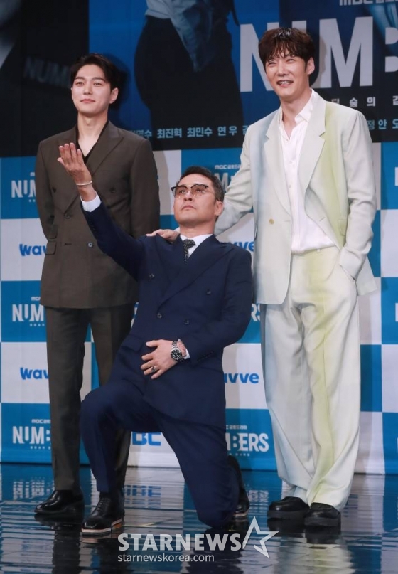 배우 김명수, 최민수, 최진혁이 23일 오전 서울 마포구 상암동 MBC에서 진행된 금토드라마 '넘버스 : 빌딩숲의 감시자들' 제작발표회에 참석해 포즈를 취하고 있다. 고졸 출신 회계사 장호우가 거대 회계법인의 부조리에 맞서 가장 회계사답지만 가장 회계사답지 않은 방식으로 정의를 실현해가는 휴먼 오피스 활극 '넘버스 : 빌딩숲의 감시자들'은 오늘(23)일 첫 방송된다. /2023.06.23 /사진=이동훈 기자 photoguy@
