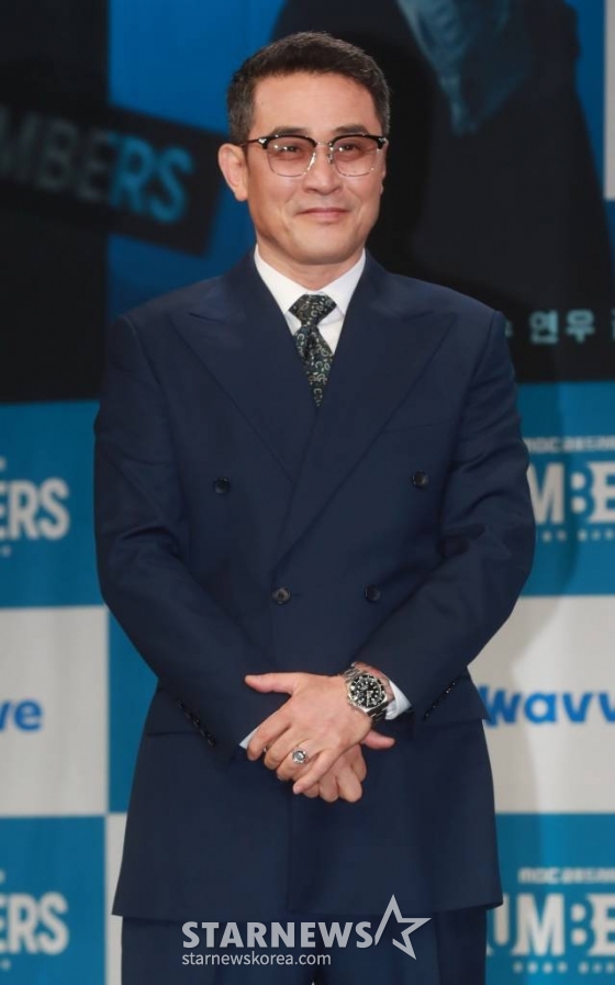 배우 최민수가 23일 오전 서울 마포구 상암동 MBC에서 진행된 금토드라마 '넘버스 : 빌딩숲의 감시자들' 제작발표회에 참석해 포즈를 취하고 있다. 고졸 출신 회계사 장호우가 거대 회계법인의 부조리에 맞서 가장 회계사답지만 가장 회계사답지 않은 방식으로 정의를 실현해가는 휴먼 오피스 활극 '넘버스 : 빌딩숲의 감시자들'은 오늘(23)일 첫 방송된다. /2023.06.23 /사진=이동훈 기자 photoguy@