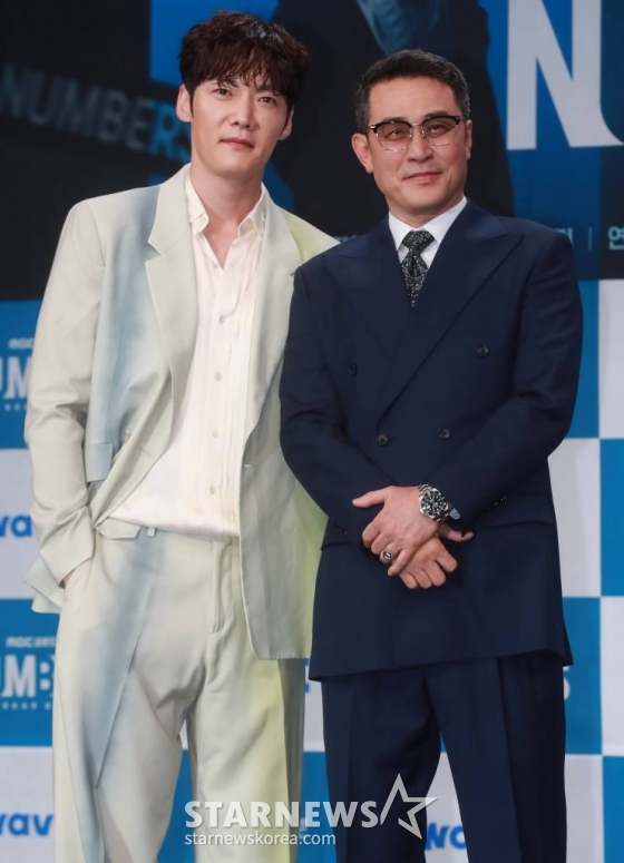 배우 최진혁, 최민수가 23일 오전 서울 마포구 상암동 MBC에서 진행된 금토드라마 '넘버스 : 빌딩숲의 감시자들' 제작발표회에 참석해 포즈를 취하고 있다.   고졸 출신 회계사 장호우가 거대 회계법인의 부조리에 맞서 가장 회계사답지만 가장 회계사답지 않은 방식으로 정의를 실현해가는 휴먼 오피스 활극 '넘버스 : 빌딩숲의 감시자들'은 오늘(23)일 첫 방송된다. /2023.06.23 /사진=이동훈 기자 photoguy@