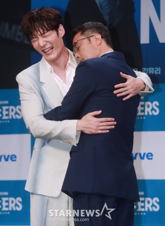 배우 최진혁, 최민수가 23일 오전 서울 마포구 상암동 MBC에서 진행된 금토드라마 '넘버스 : 빌딩숲의 감시자들' 제작발표회에 참석해 포즈를 취하고 있다.   고졸 출신 회계사 장호우가 거대 회계법인의 부조리에 맞서 가장 회계사답지만 가장 회계사답지 않은 방식으로 정의를 실현해가는 휴먼 오피스 활극 '넘버스 : 빌딩숲의 감시자들'은 오늘(23)일 첫 방송된다. /2023.06.23 /사진=이동훈 기자 photoguy@