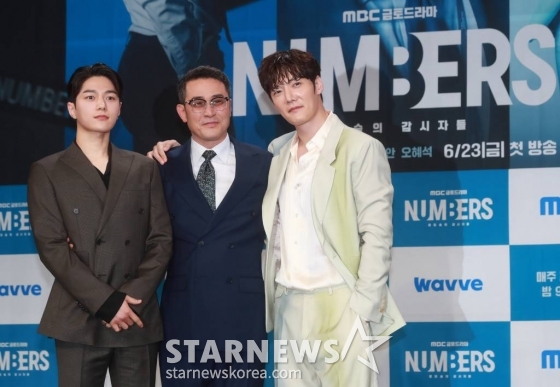 배우 김명수, 최민수, 최진혁이 23일 오전 서울 마포구 상암동 MBC에서 진행된 금토드라마 '넘버스 : 빌딩숲의 감시자들' 제작발표회에 참석해 포즈를 취하고 있다.   고졸 출신 회계사 장호우가 거대 회계법인의 부조리에 맞서 가장 회계사답지만 가장 회계사답지 않은 방식으로 정의를 실현해가는 휴먼 오피스 활극 '넘버스 : 빌딩숲의 감시자들'은 오늘(23)일 첫 방송된다. /2023.06.23 /사진=이동훈 기자 photoguy@