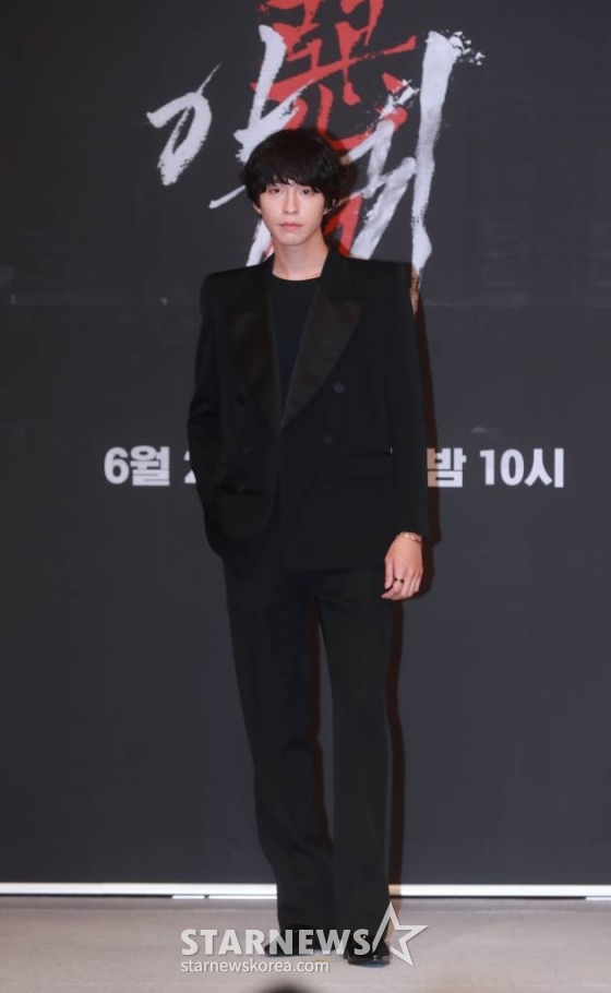 배우 홍경이 23일 오후 서울 목동 SBS에서 진행된 금토드라마 '악귀' 제작발표회에 참석해 포즈를 취하고 있다.  악귀에 씐 여자와 그 악귀를 볼 수 있는 남자가 의문의 죽음을 파헤치는 한국형 오컬트 미스터리 '악귀'는 오늘(23일) 첫 방송된다. /2023.06.23 /사진=이동훈 기자 photoguy@